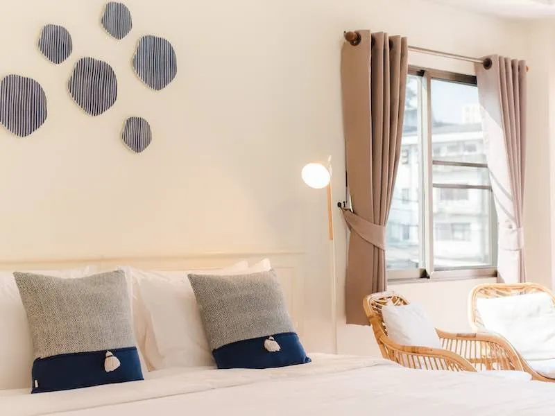 Deluxe Room bed and chairs