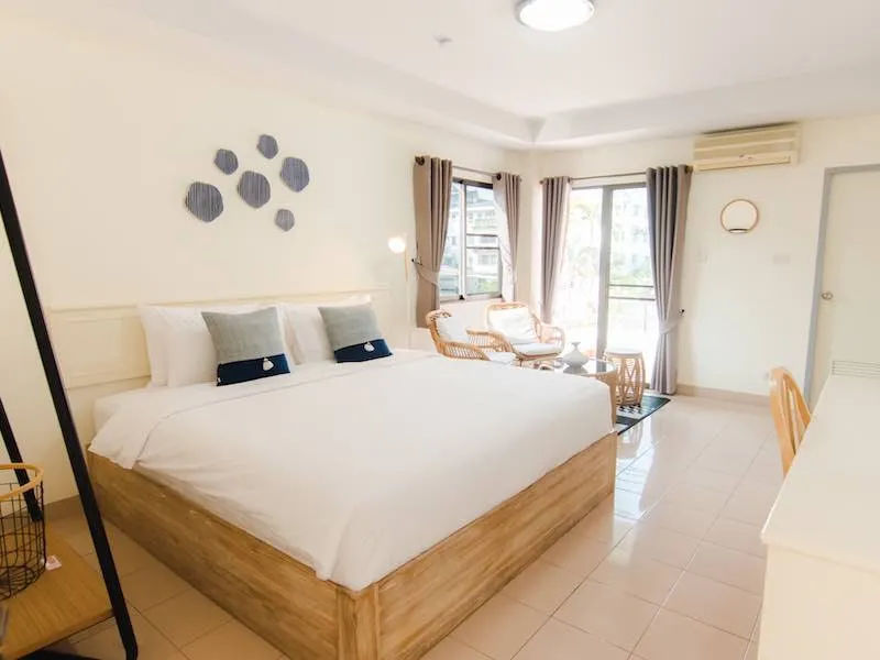 Deluxe Room with bed and work station